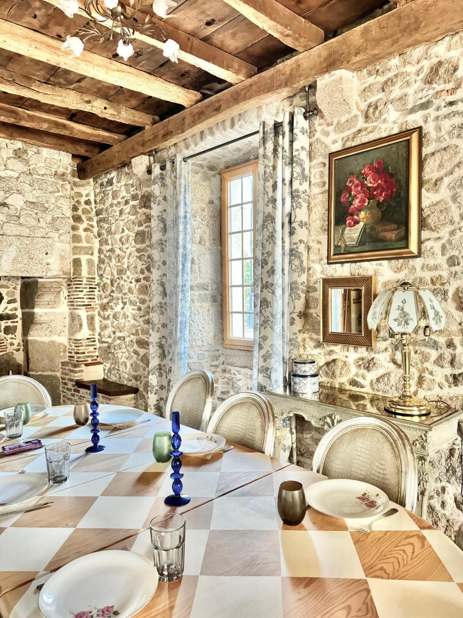 Manoir Medieval Art Deco - Logis Des 3 Artistes Sevremont Luaran gambar